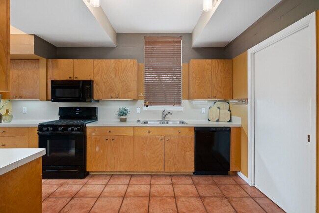 Building Photo - 112 Forest Hls