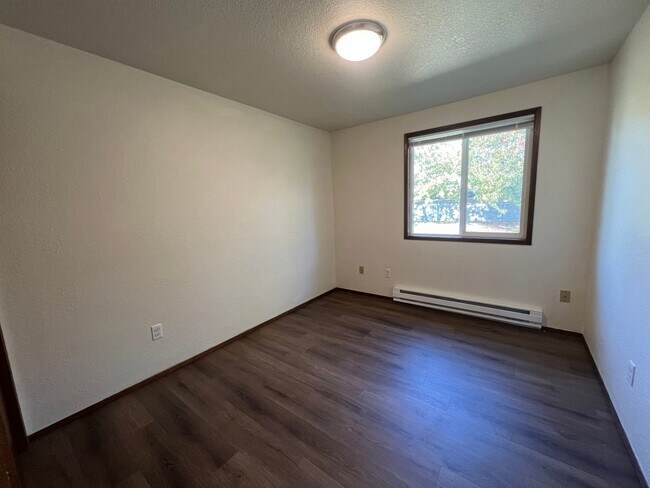 Building Photo - 2 Bed, 1 Bath Duplex with Garage