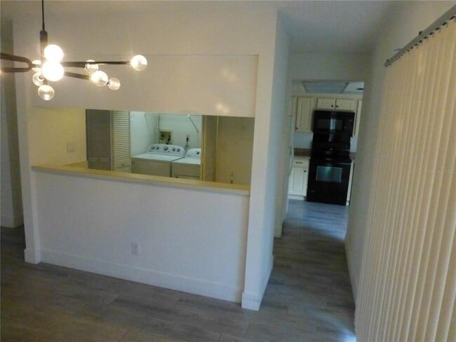 Building Photo - 60 Iris Pl