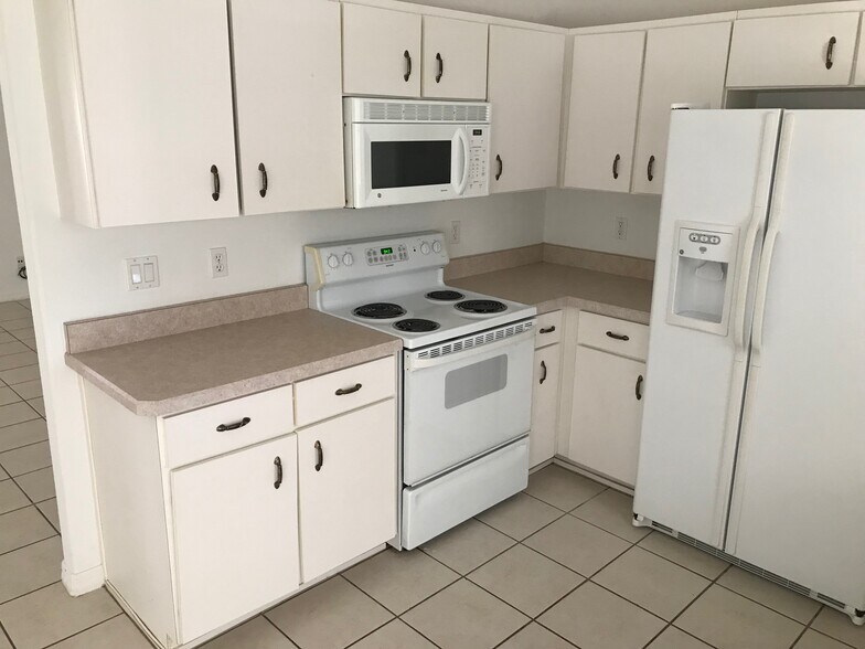 Building Photo - 9 Rainbow Ln