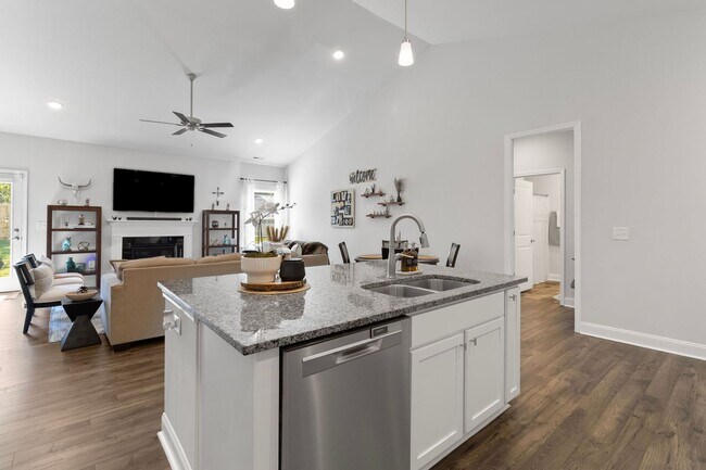 Building Photo - Beautiful 3 Bedroom 2 Bath Ranch