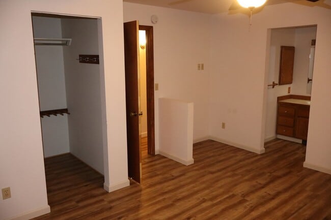 Building Photo - Quiet neighbor Home