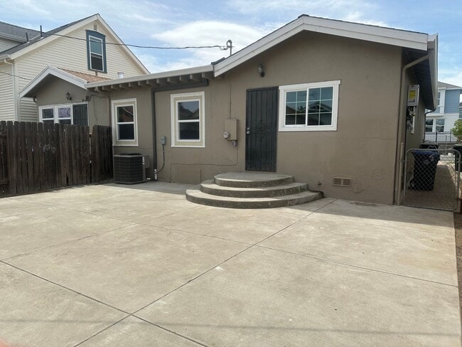 Building Photo - Charming & Cheery 3-Bedroom Duplex in Old ...