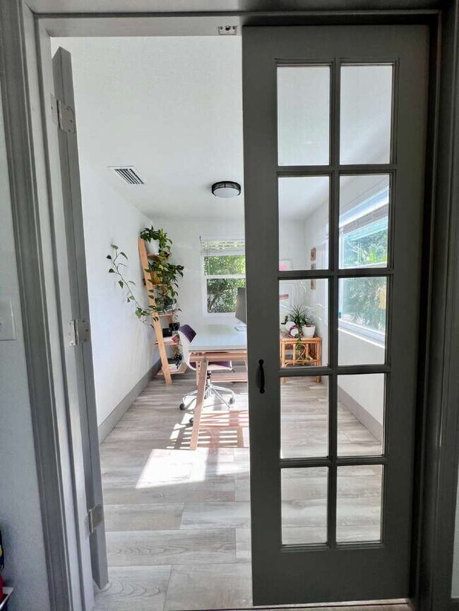 Building Photo - "Charming 2-Bed, 2-Bath Gem in the Heart of St. Petersburg – 1100 Sq. Ft. of Comfort!"