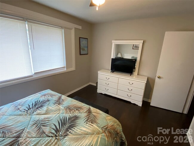 Building Photo - 3315 Erskine Dr