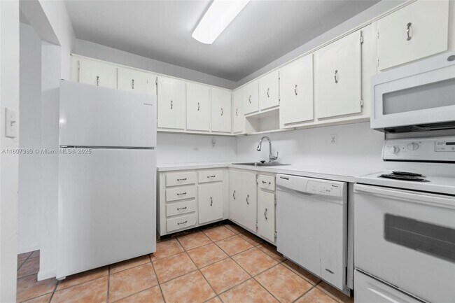 Building Photo - 2640 NE 135th St