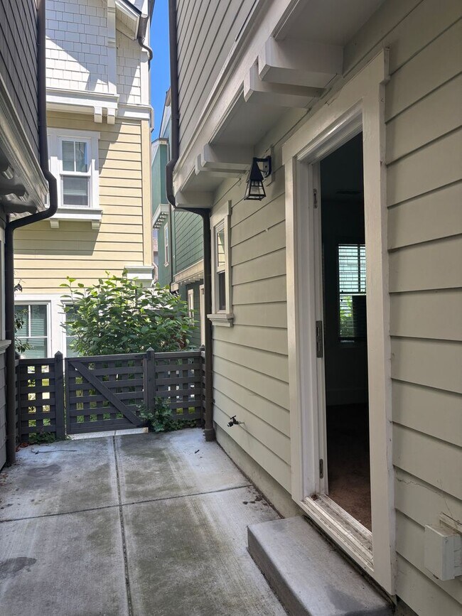 Building Photo - Pet Friendly 4 bed 3.5 bath home *AVAILABL...