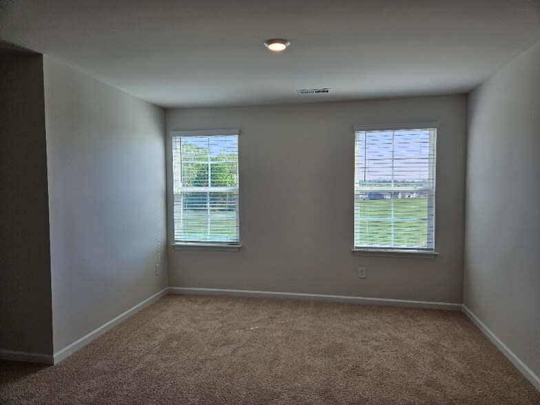 Building Photo - 186 Falcon Ln