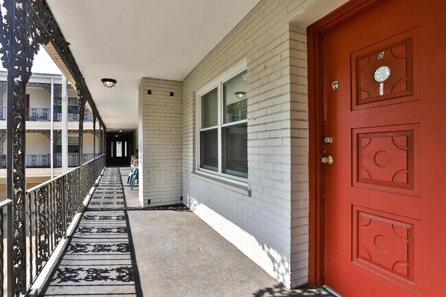Building Photo - 137 E Lockwood Ave