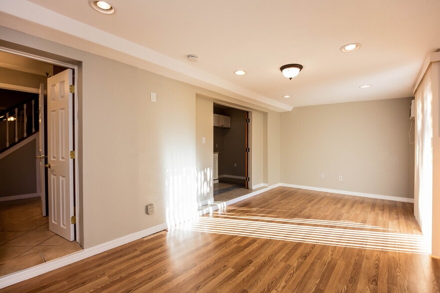 Building Photo - 10907 Meadow Lark Cove Dr