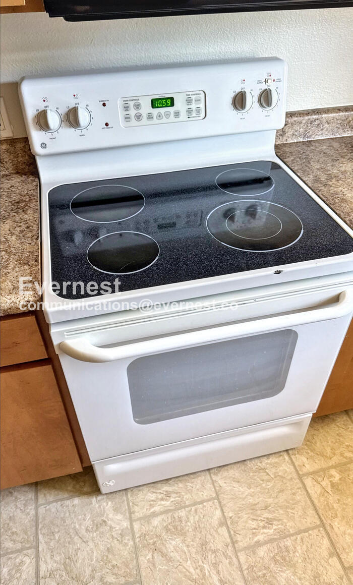 Building Photo - 825 E 5th St