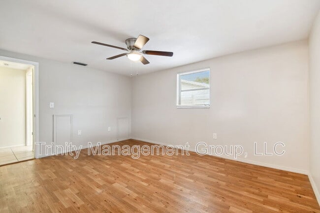 Building Photo - 4818 Dogwood St