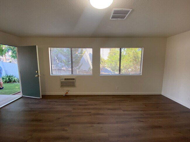 Building Photo - Downtown Duplex
