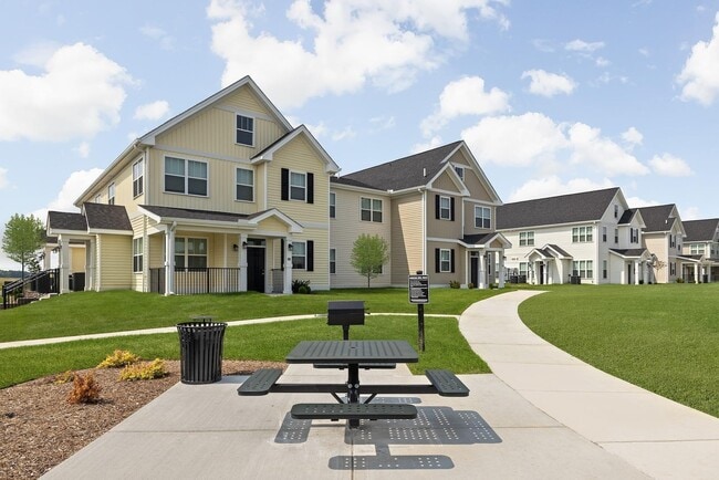 Building Photo - 901 Kelly Green Ln