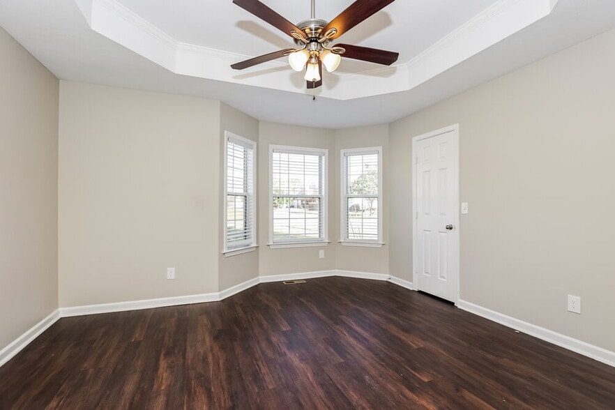 Building Photo - 610 E Lake Cove