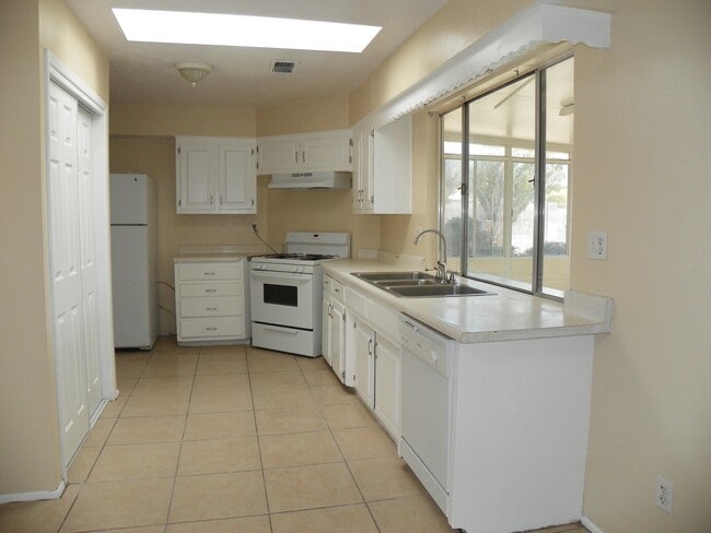 Building Photo - 11408 Lexington Ave NE