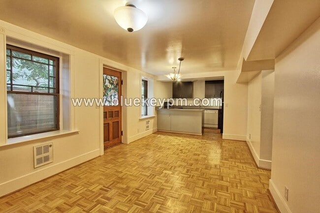 Building Photo - 2 Bed, 1 Bath Remodeled Unit Near OHSU and Portland VA Medical Center