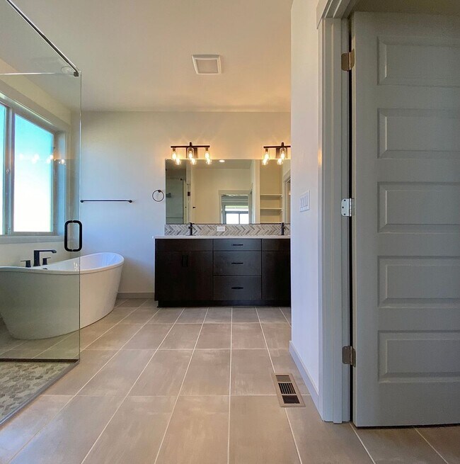 Building Photo - Stunning Southridge Rental with RV Garage & Luxury Finishes!
