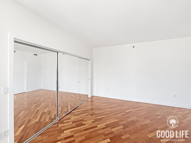Building Photo - Sophisticated 1BD/2BA Condo in Marina District with City & Bay Views, Office & Resort-Style Ameni...