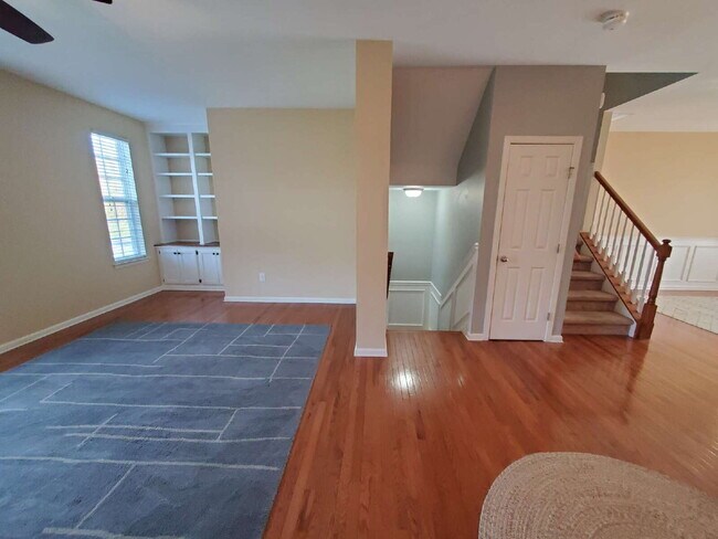 Building Photo - Impeccable 3 Bed / 2.5 Bath Townhome – Packed with Custom Upgrades!