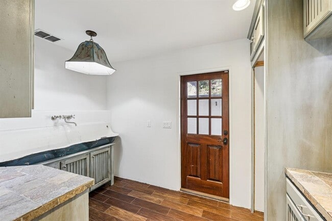 Building Photo - 2706 Pearce Rd