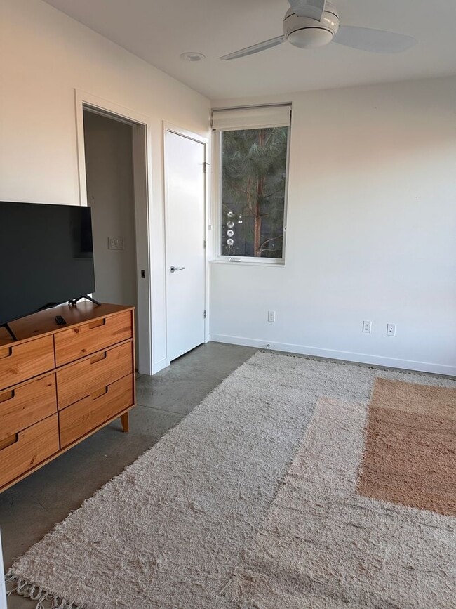 Building Photo - 3 Bedroom 3.5 Bath River Views - Walk to Old Mill