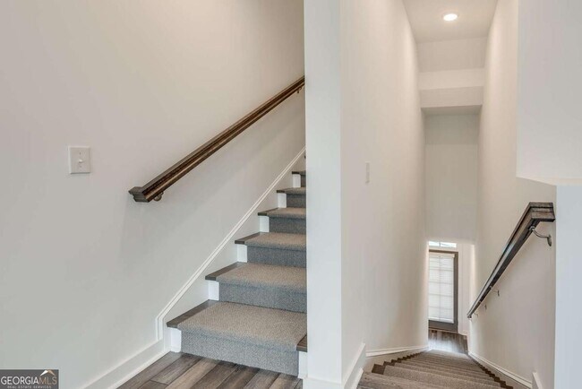 Building Photo - 513 Burton Dr