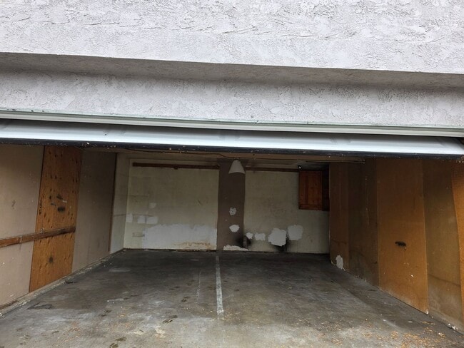 Building Photo - Stunning 2-bedroom 2nd floor apartment with garage parking!