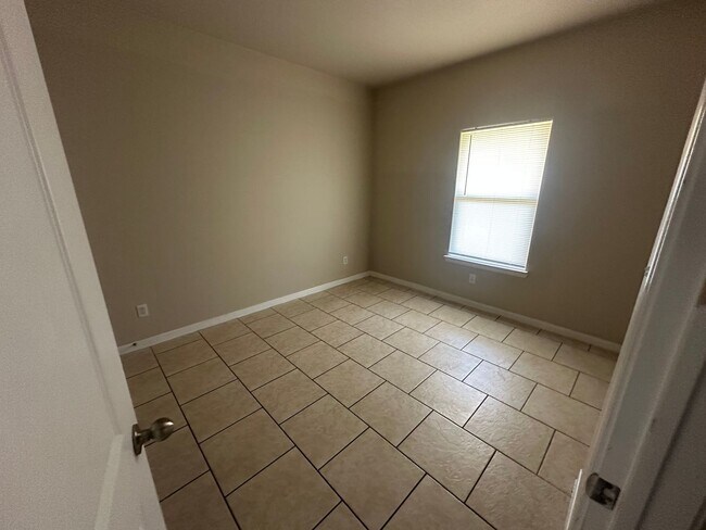 Building Photo - 4304 Ivory Ln