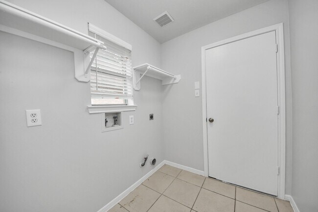 Building Photo - 16243 April Ridge Dr