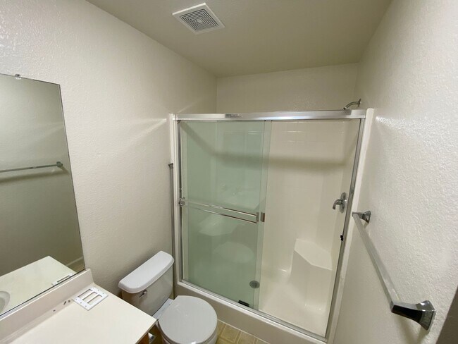 Building Photo - Spacious & Nice!