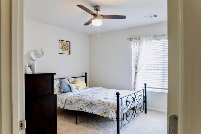 Building Photo - 325 Fernbrook Trl