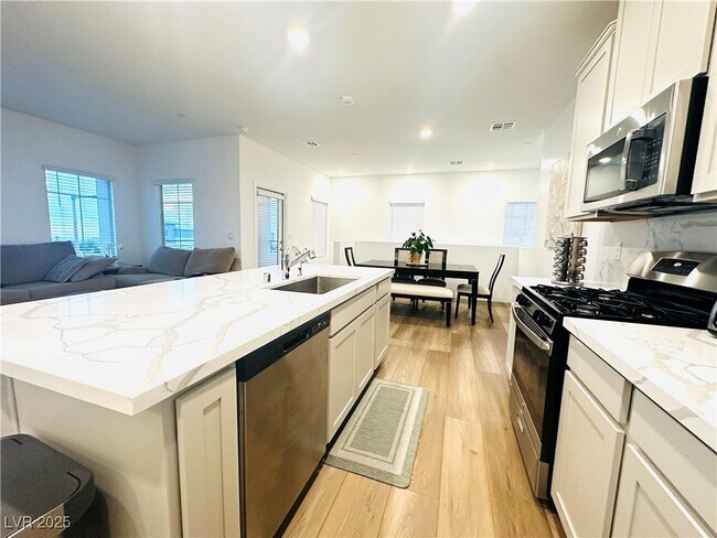 Building Photo - 600 Carriage Hill Dr
