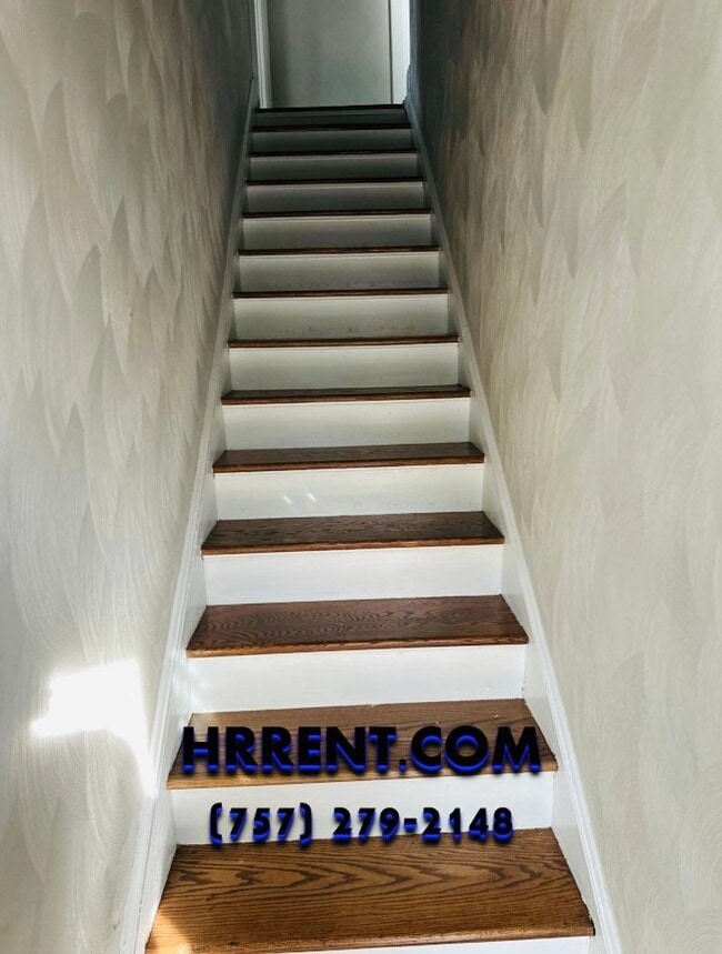 Building Photo - Newly Renovated 4 Bedroom 2 Bathroom 2 Story Home located in the Fairmount Park area of Norfolk!