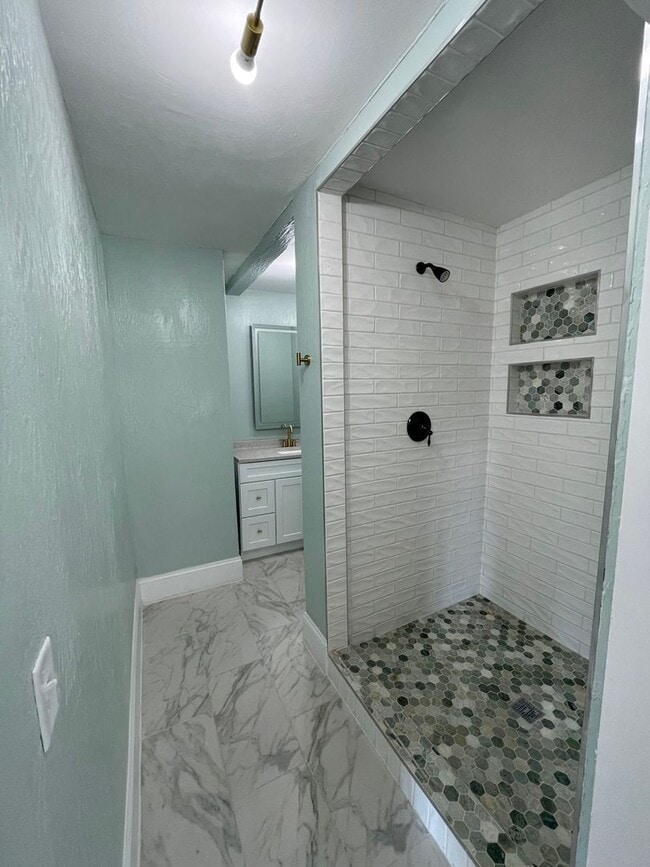 Building Photo - GORGEOUS 4 BEDROOM HOME
