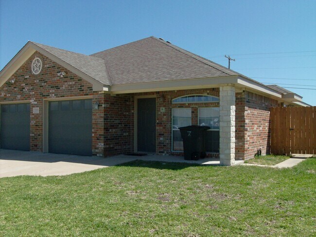 Building Photo - 3 Bedroom / 2 Bath Duplex – Clear Creek Area – Killeen, TX