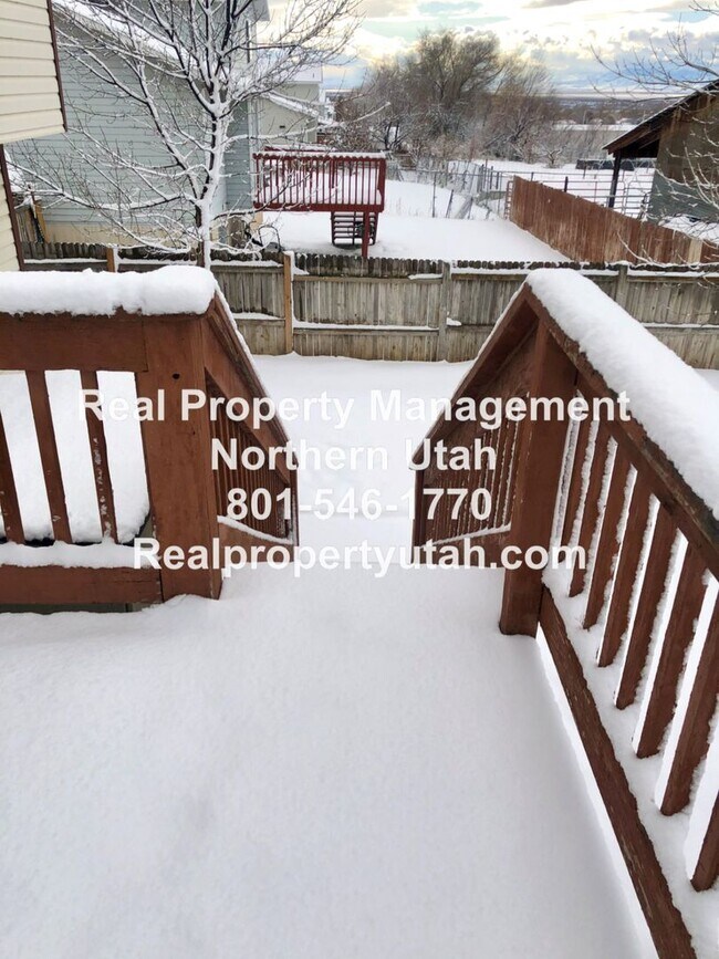 Building Photo - 4 Bedroom 2.5 Bathroom House In Layton Available!