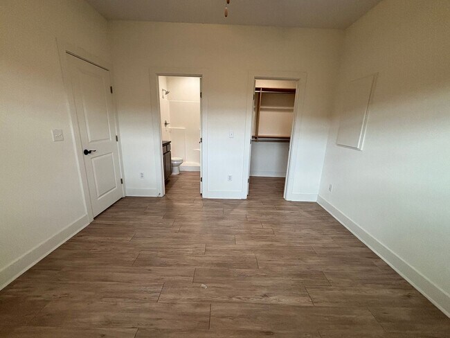 Building Photo - 1717/19 Hickory Creek
