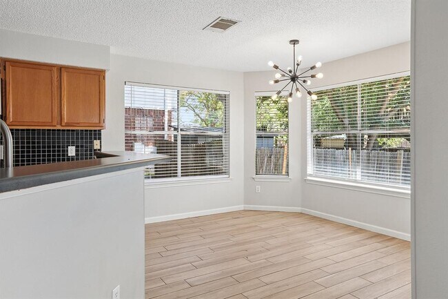 Building Photo - 15301 Ecorio Dr