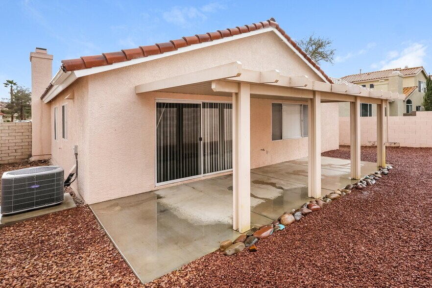 Building Photo - 7680 Beverly Hills Dr