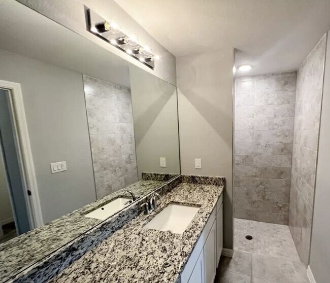 Building Photo - AVAILABLE NOW! 3 Bedroom + Den - 2 Bathroo...