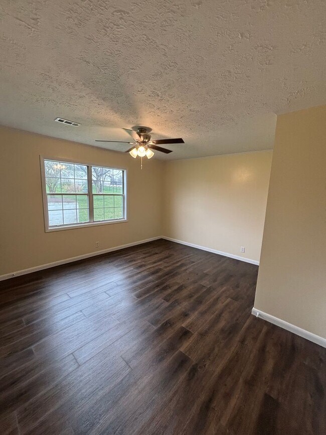 Building Photo - Newly Remodeled rancher in Halls