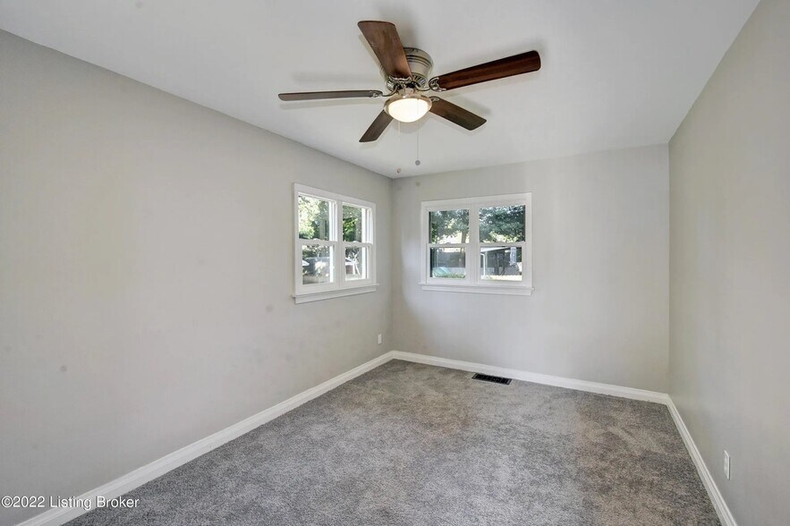 Building Photo - 130 Gillette Ave