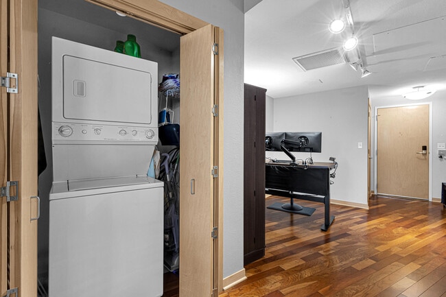 Building Photo - 106 W Seeboth St