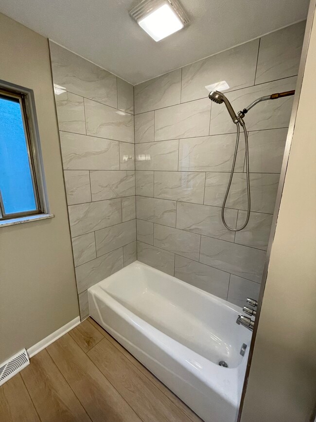 Building Photo - 2598 Chamberlain Rd