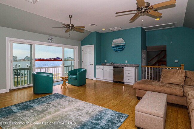 Building Photo - 1095 Island Dr