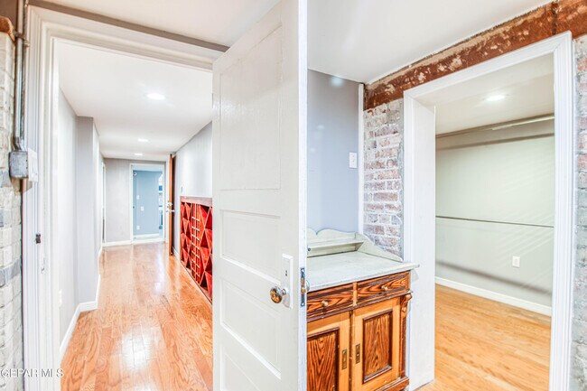 Building Photo - 1701 Elm St