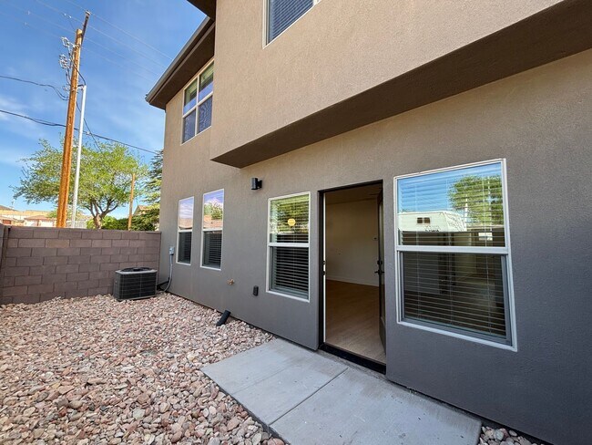 Building Photo - HURRICANE TOWNHOME FOR RENT!