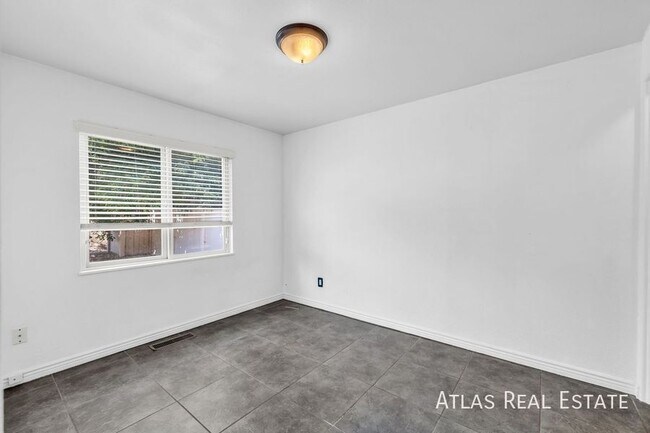 Building Photo - 853 Emeril Ave