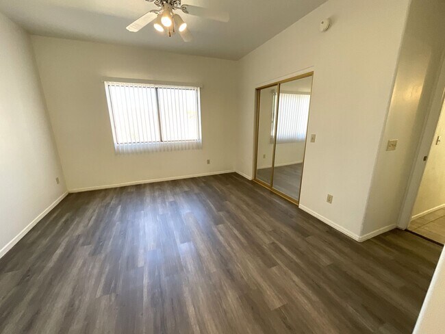 Building Photo - Convenient Eastside location on cul-de-sac